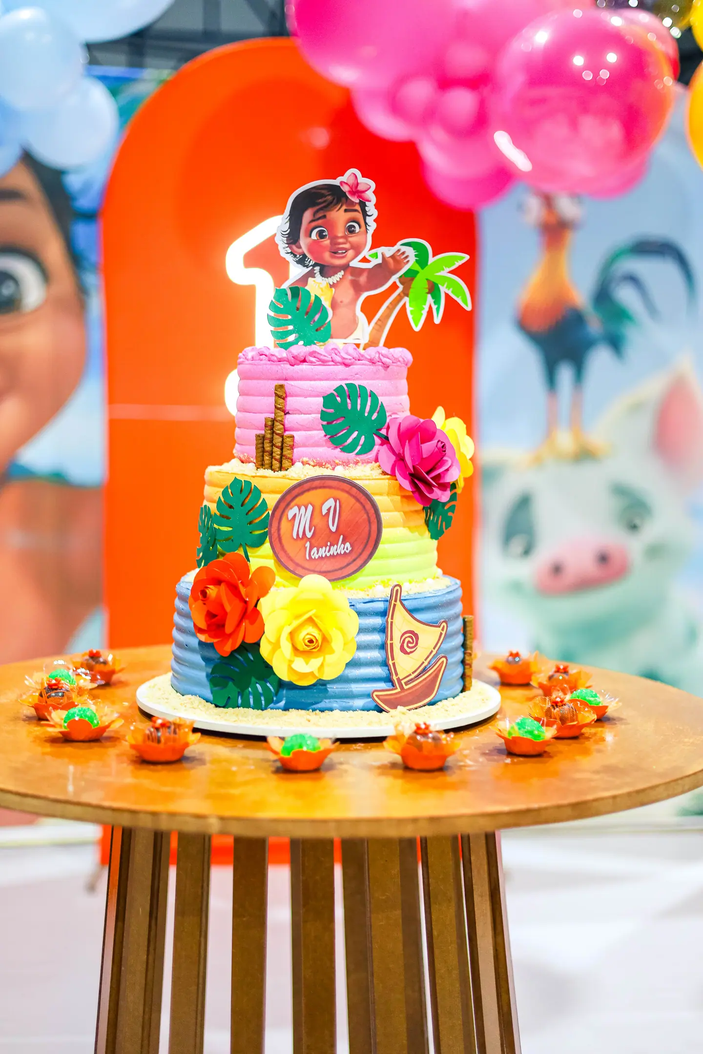 Bolo temático da Moana com flores e frutas tropicais