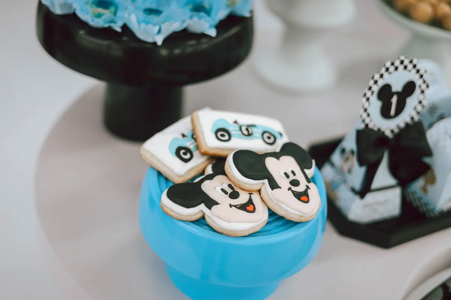 Biscoitos decorados do Mickey sobre a mesa de doces