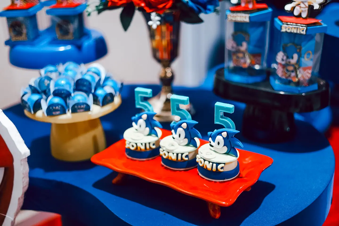 Mesa de doces temática do Sonic com bolinhos e o número cinco