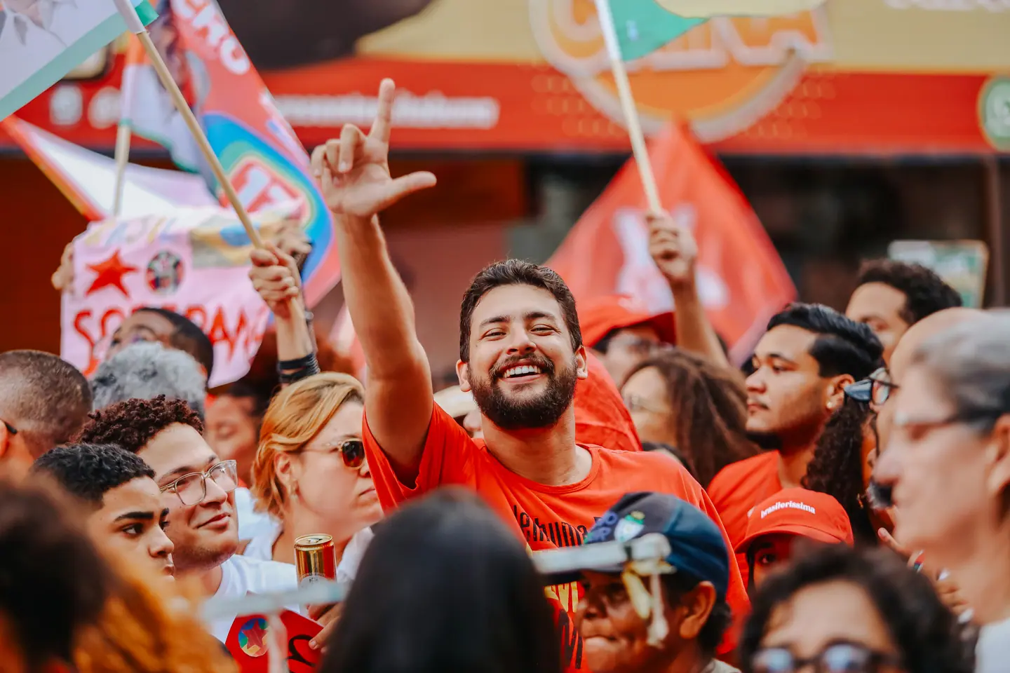 Multidão de camisas vermelhas com bandeiras durante ato de rua