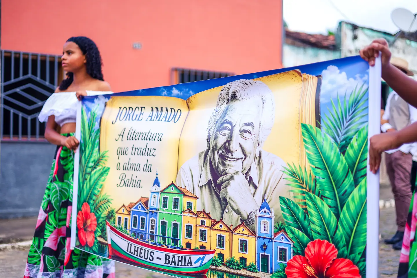 Estudante segura faixa em homenagem a Jorge Amado durante desfile cívico