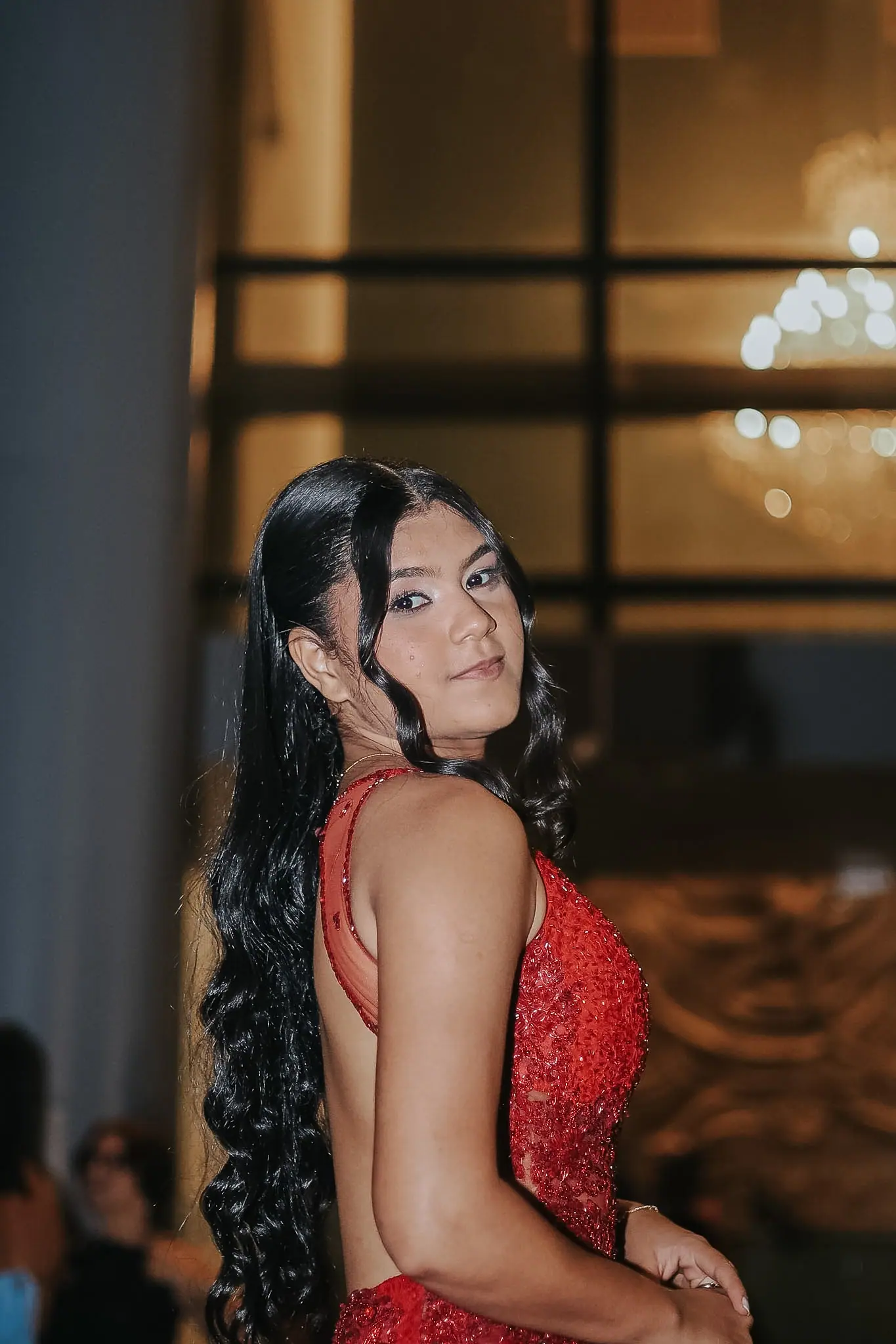 Retrato de perfil de jovem de vestido vermelho e cabelo longo